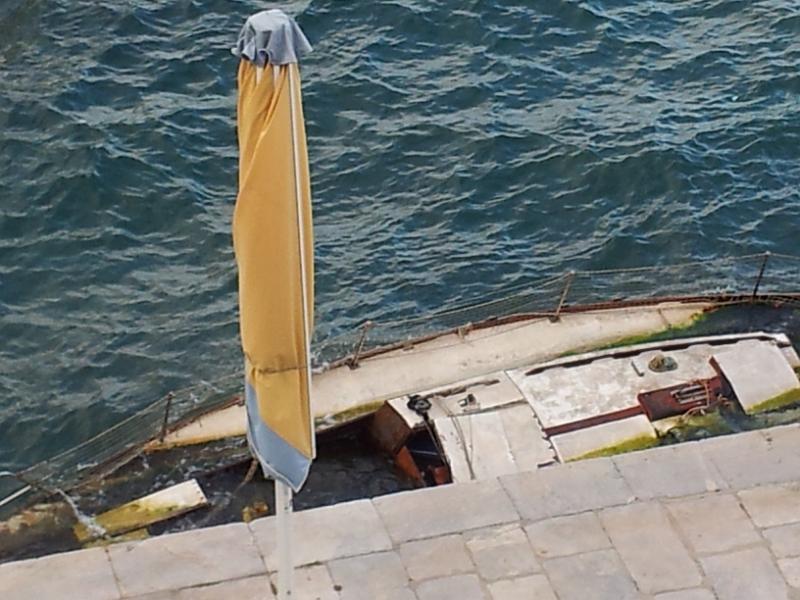 2012-05-13 17.56.47.jpg -   Gythion: Allegorie auf Griechenland: Das Schiff ist untergegangen - aber nicht ganz  